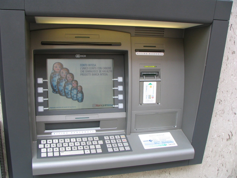 Hoții care au atentat la ATM-ul de la Far  sunt în libertate - atm-1350855588.jpg