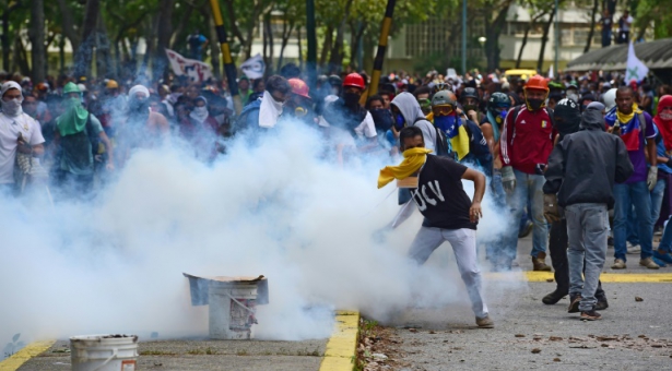 Un lider al studenților din Venezuela a fost asasinat - attac-1493967321.jpg