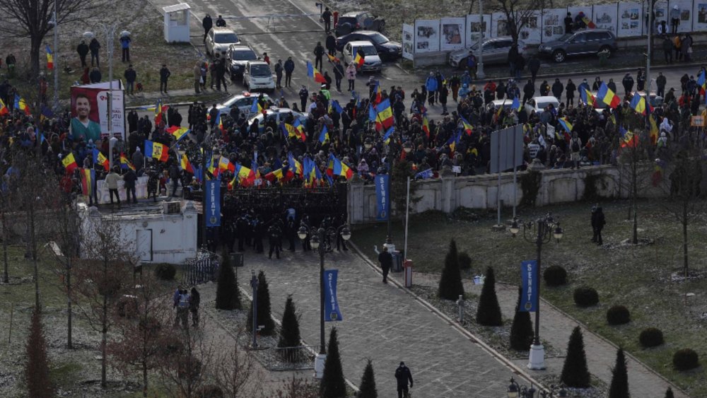 Protestatarii se mută în Piața Victoriei: Simpatizanții AUR au plecat în marș spre Guvern - aur-1640094372.jpg