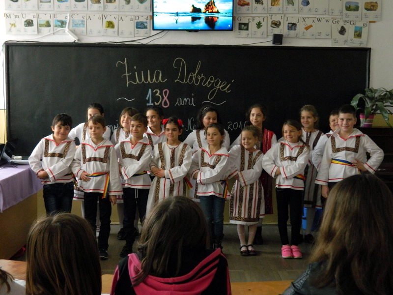 Au sărbătorit Dobrogea prin port popular, la școala din Murfatlar - ausarbatoritziuadobrogei-1479144926.jpg