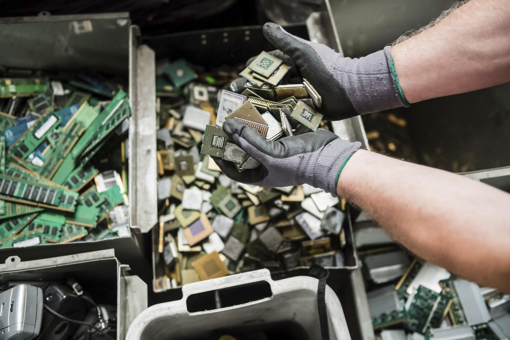 Au scăpat de vechiturile electronice din gospodării. Mii de kilograme de deșeuri, colectate - auscapatdevechiturile-1572380782.jpg