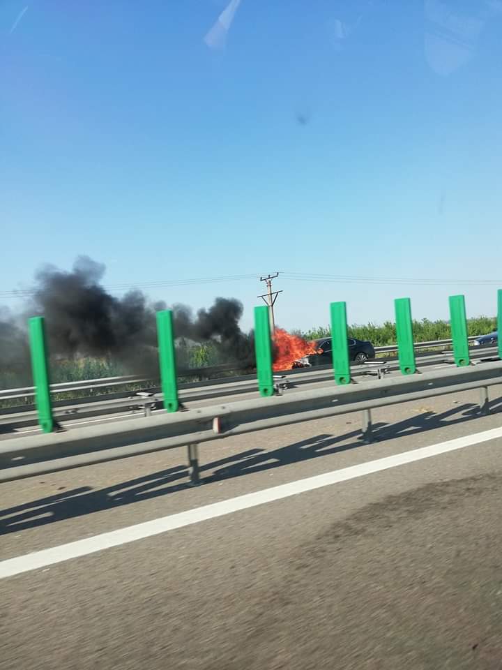 Un autoturism a luat foc pe Autostrada Soarelui. Aglomerație mare pe sensul de mers spre București - auto-1564245104.jpg