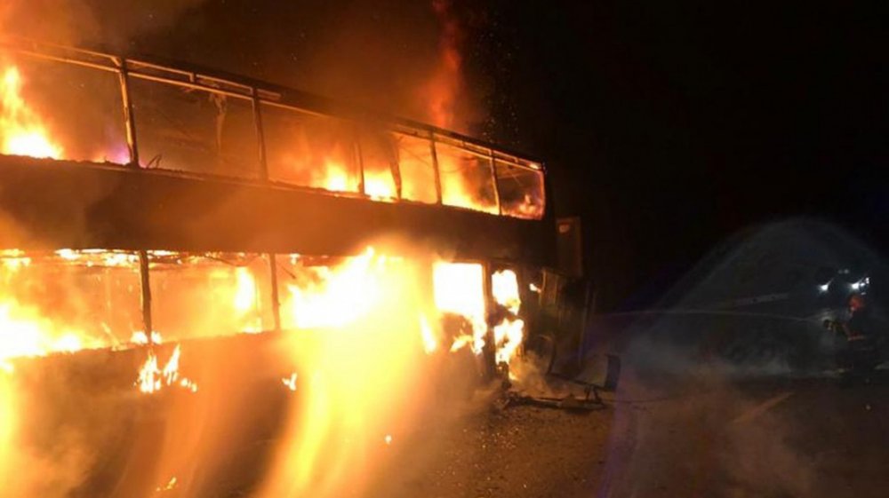 Autocar cu 44 de călători, în flăcări pe Autostrada A1 - auto-1611647345.jpg