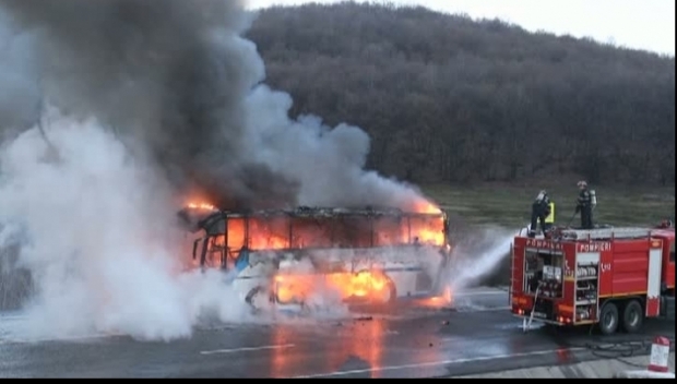 Un autobuz cu muncitori a luat foc în mers! Sunt 13 victime - autobiz4965650076252600-1531990154.jpg