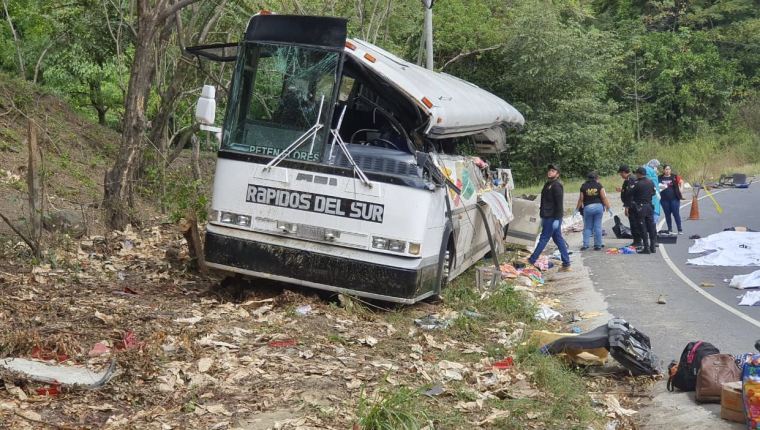 TRAGEDIE ÎN GUATEMALA! Accident cu zeci de victime - autobsaccidente-1576956154.jpg
