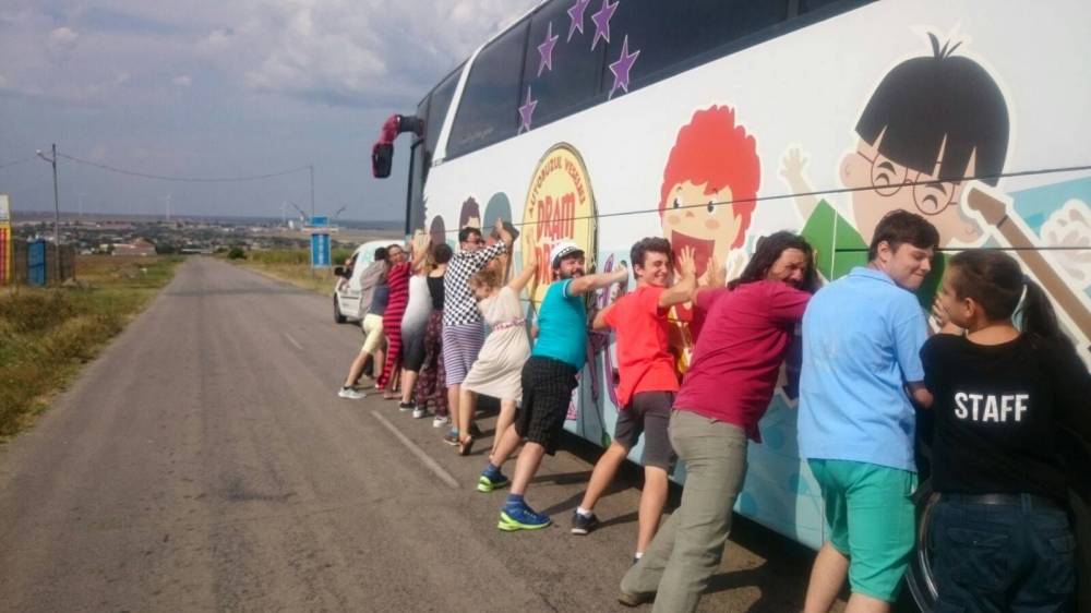 Autobuzul DRAM DRUM și Gașca Zurli împart zâmbete copiilor din județ - autobuz-1502975099.jpg