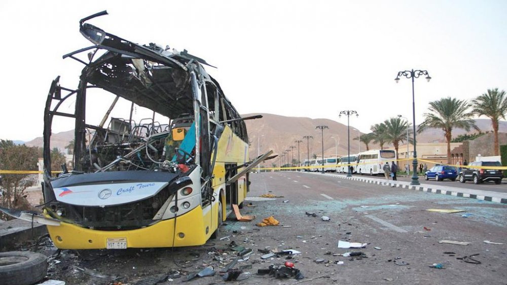 Egipt / 7 creștini copți, uciși după ce autobuzul în care se aflau a fost atacat de bărbați înarmați - autobuz-1541173757.jpg