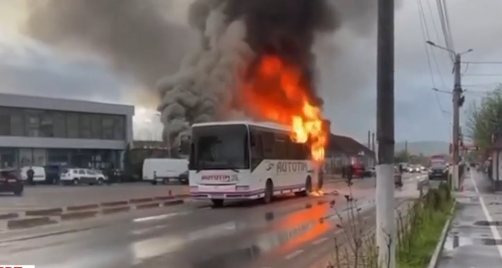 Un autobuz în care se aflau 30 de copii a fost cuprins de flăcări! Autoritățile intervin în forţă - autobuz-in-flacari-1712041764.jpg