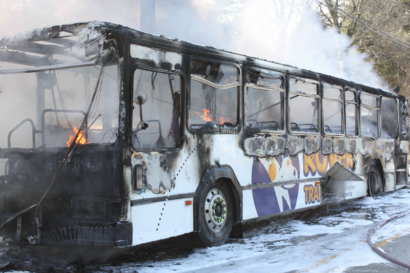 Israel: Zeci de răniți și mai mulți morți după atacuri asupra a două autobuze - autobuzinflacari-1313684418.jpg