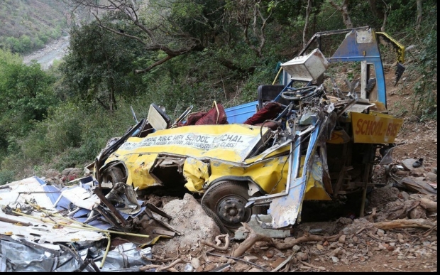 44 de morți, după ce un autocar s-a răsturnat în prăpastie. Vehiculul s-a rupt în două în momentul impactului - autobuzpraf91443400-1530434725.jpg