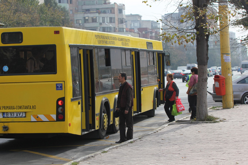 Două trasee de autobuze scurtate și două suspendate - autobuzstatie100calatori-1352746921.jpg