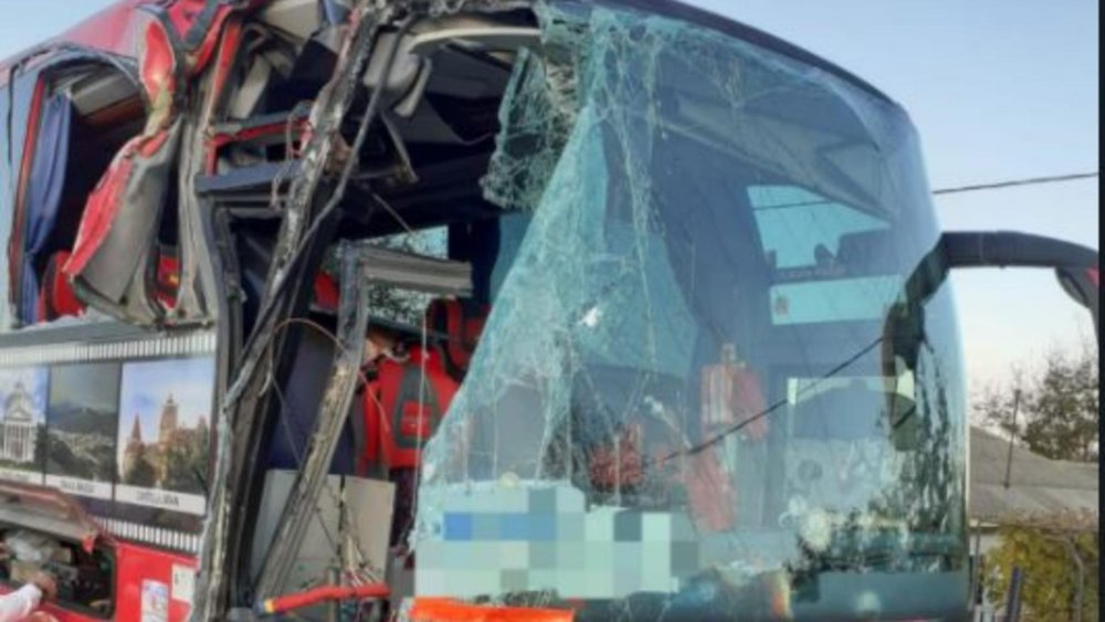 Autocar cu 26 de persoane, implicat într-un accident, în Neamț - O victimă - autocar-1633882822.jpg
