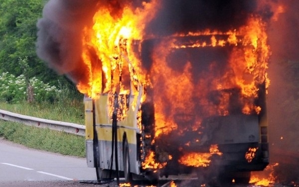 Autocar plin cu copii, în flăcări, la Tulcea - autocarincendiu31563-1428679874.jpg