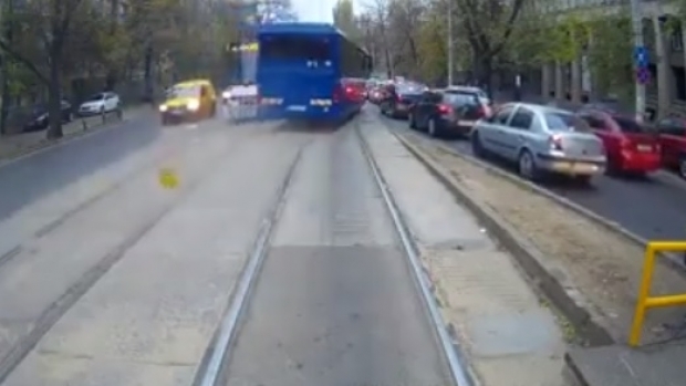 MANEVRĂ INCREDIBILĂ! Un autocar MAI, filmat în timp ce depășește cu viteză pe linia de tramvai - VIDEO - autocarmai152621800-1510233105.jpg