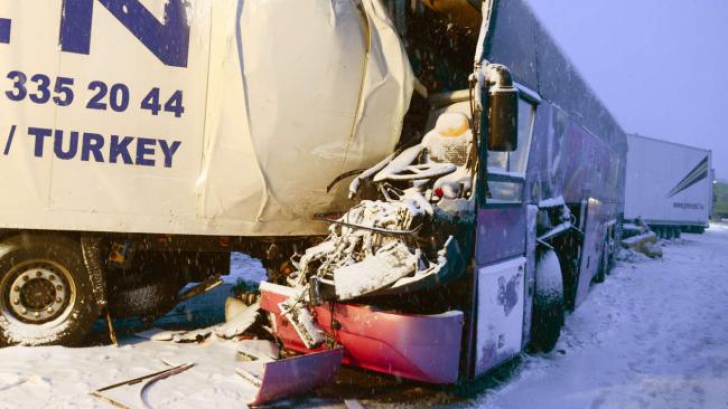 Un autocar cu români s-a ciocnit cu un camion pe o autostradă din Germania. Un mort și 15 răniți - autocarromanesc09734600-1359985575.jpg