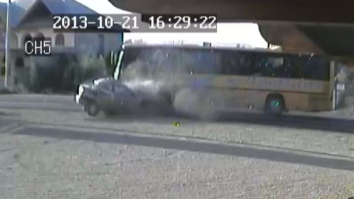 Momentul impactului puternic dintre un autocar și o Dacia, surprins de camerele VIDEO - autoccca94730600-1382455277.jpg
