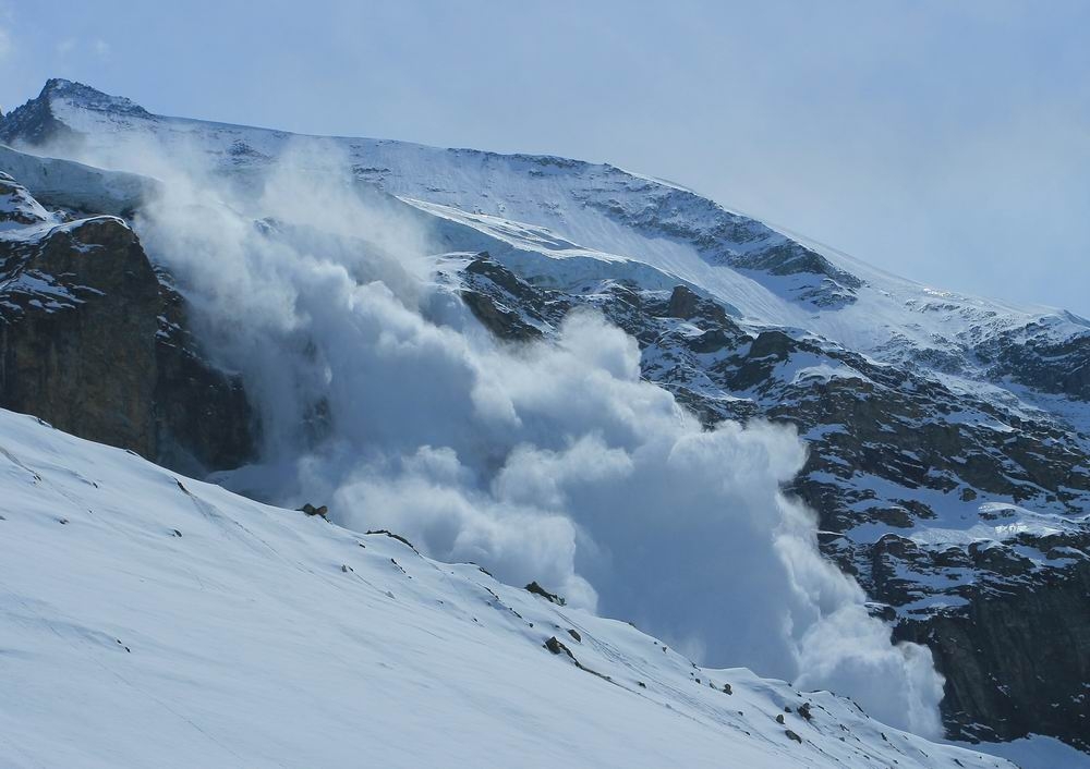 Turistul surprins de avalanșă în Bucegi a fost dus în vale peste 500 de metri - ava-1515876276.jpg