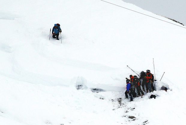 ALERTĂ! Avalanșă în munți. Mai mulți schiori au fost îngropați sub zăpadă - avalansa1024x690-1488884039.jpg