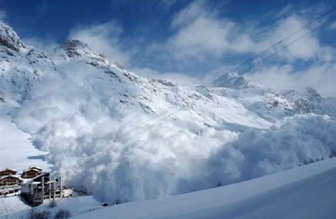 Avalanșă ucigașă în munți: Cel puțin trei schiori au murit - avalansaalpi-1489614086.jpg