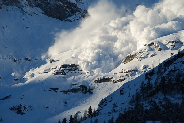 Alpinistul surprins de avalanșă în Bucegi, de negăsit. Casca de protecție a fost descoperită complet sfărâmată - avalansabucegi-1515933596.jpg