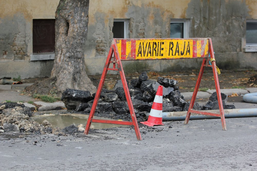 Atenție, constănțeni! Trafic blocat pe strada Soveja. Se lucrează la conductele de apă - avarielucrariraja3-1544513882.jpg