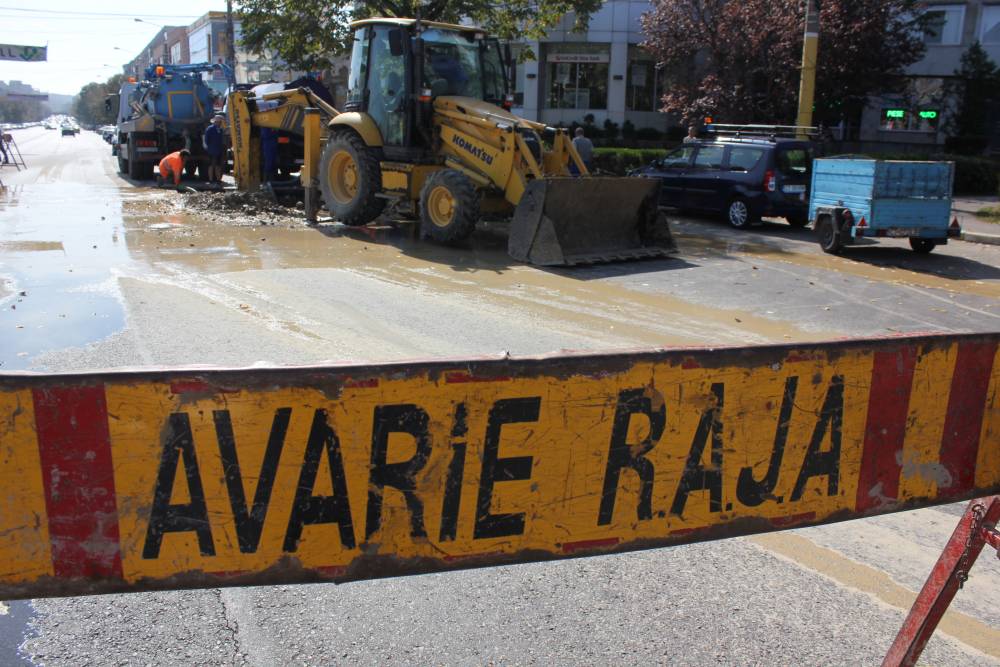 Avarie RAJA/ Strada Nicolae Iorga, blocată din cauza unei conducte sparte - avarieraja-1437473594.jpg