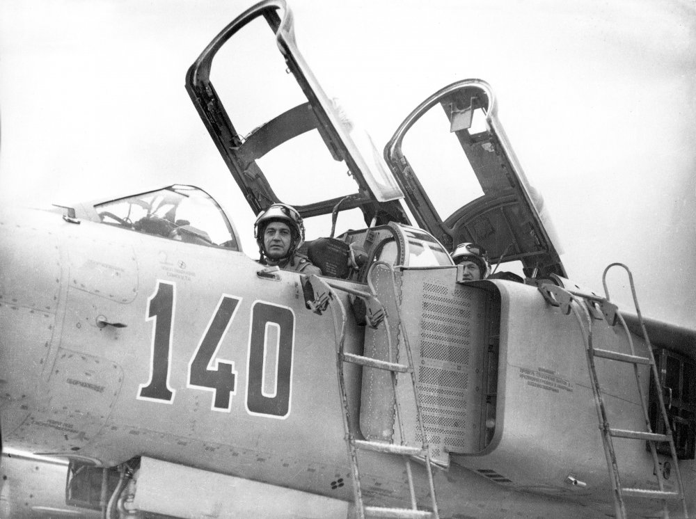 O premieră în aviația militară românească. Dublă catapultare din MIG-23 (II) - aviatori-1554493625.jpg