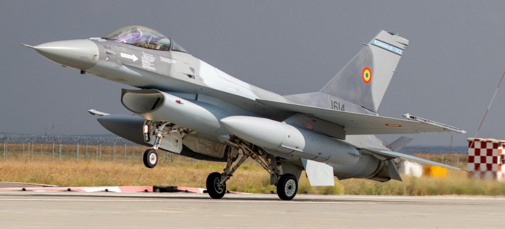 Două aeronave de tip F-16 Fighting Falcon au sosit în România - avioane-1597588265.jpg