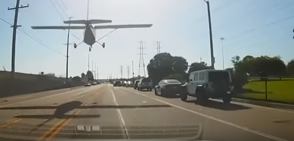 VIDEO. O tânără fără experiență reușește o aterizare de urgență pe o șosea aglomerată - avion-1528010206.jpg