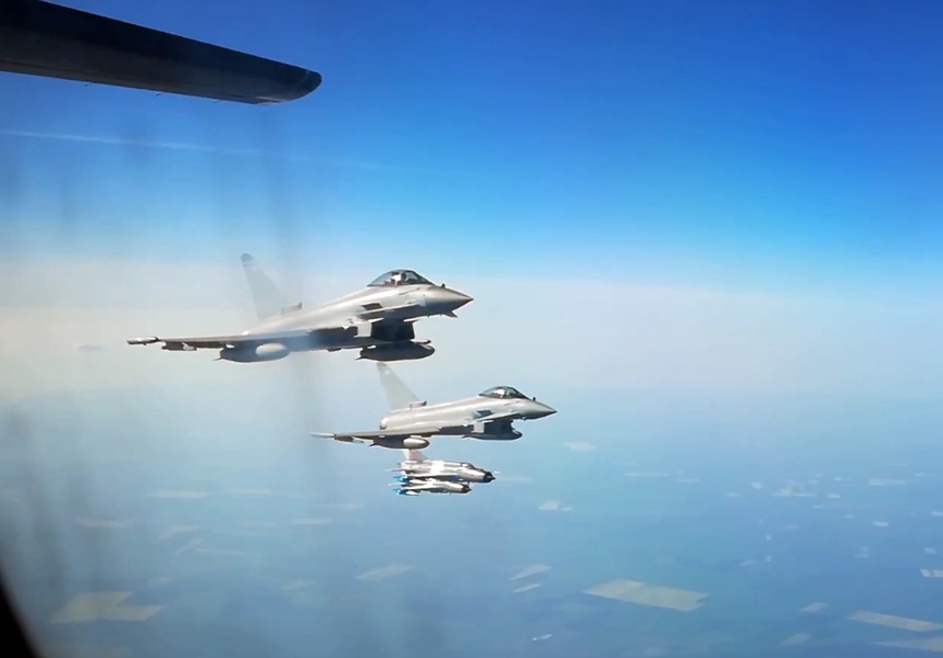 ALERTĂ LA MAREA NEAGRĂ: Șase bombardiere rusești, INTERCEPTATE de avioane de vânătoare britanice - avion-1534349946.jpg
