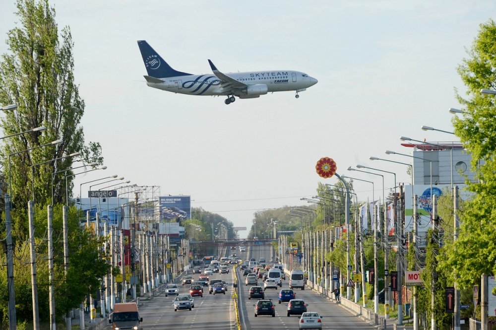 Aterizare de urgență, pe aeroportul Otopeni, a unui avion cu 170 de pasageri la bord - avion-1536972752.jpg