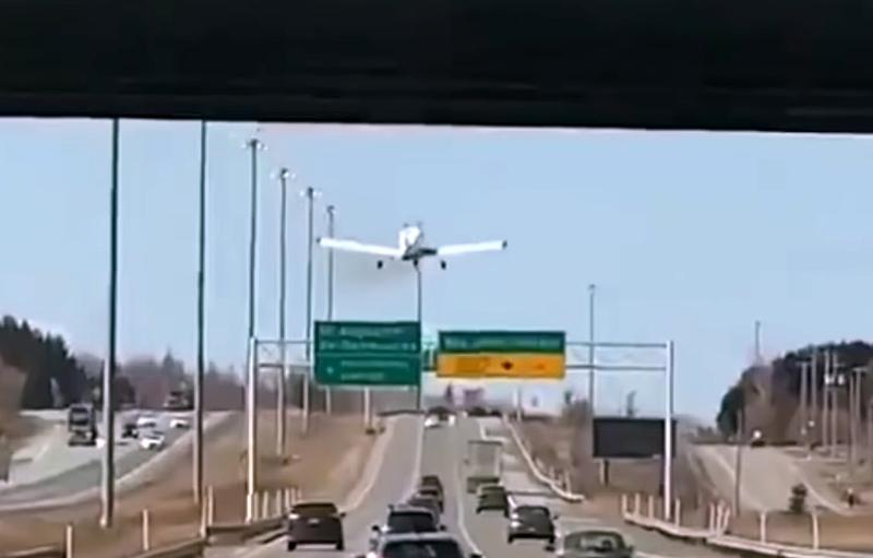 Un avion a aterizat de urgență pe o autostradă plină cu mașini din Canada - avion-1587133044.jpg