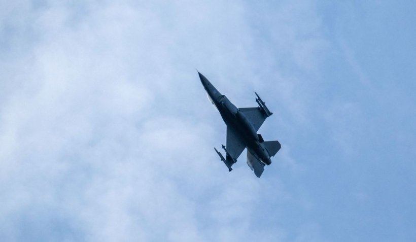 Alertă aeriană! Două avioane F16, ridicate la Drobeta Trunu Severin pentru a intercepta o aeronavă suspectă - avion-1654711279.jpg
