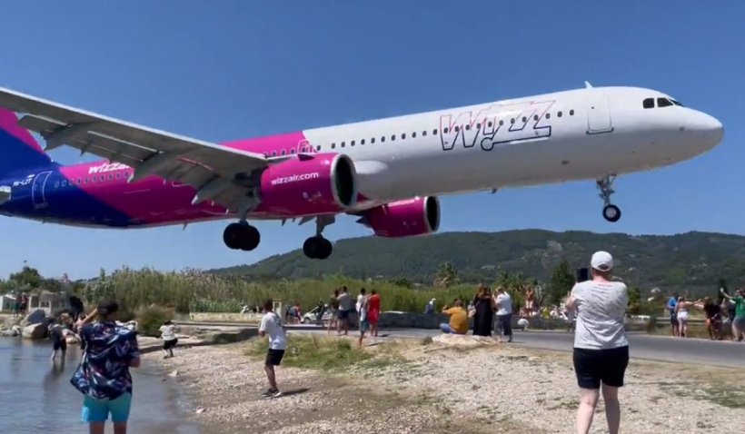 Un avion Wizz Air aproape că le-a luat capetele turiștilor de pe insula greacă Skiathos - avion-1660231410.webp