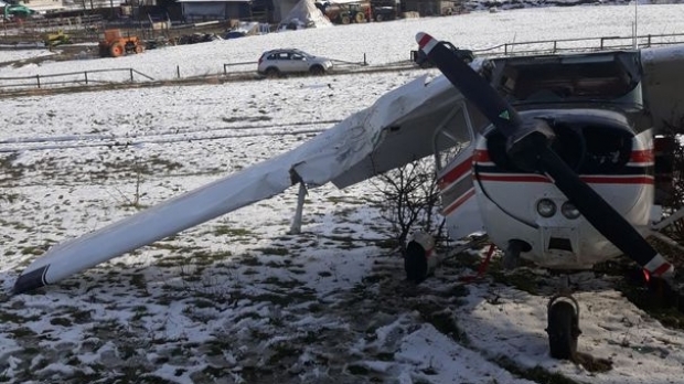 Un avion a ratat decolarea! Aparatul s-a prăbușit pe aerodromul Măgura Cisnădie. Doi piloți se aflau în aeronavă - avion14178700-1521963396.jpg