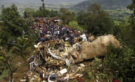 Un avion a ratat aterizarea la Brazzaville. 20 de oameni au MURIT! - avionnepal1316976524-1354349591.jpg