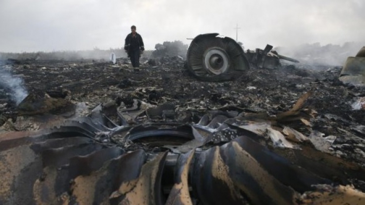 Video. Zborul MH17. Imaginile care au terifiat o lume întreagă! Separatiștii scotocesc printre obiectele victimelor - avionprabusitmalaeziapoza2762008-1437114918.jpg