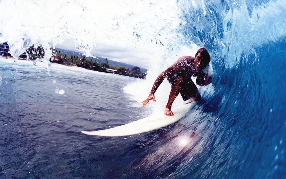 Un surfer american a plutit pe cel mai înalt val din lume - awesomesurfingsportwallpapers144-1359627539.jpg