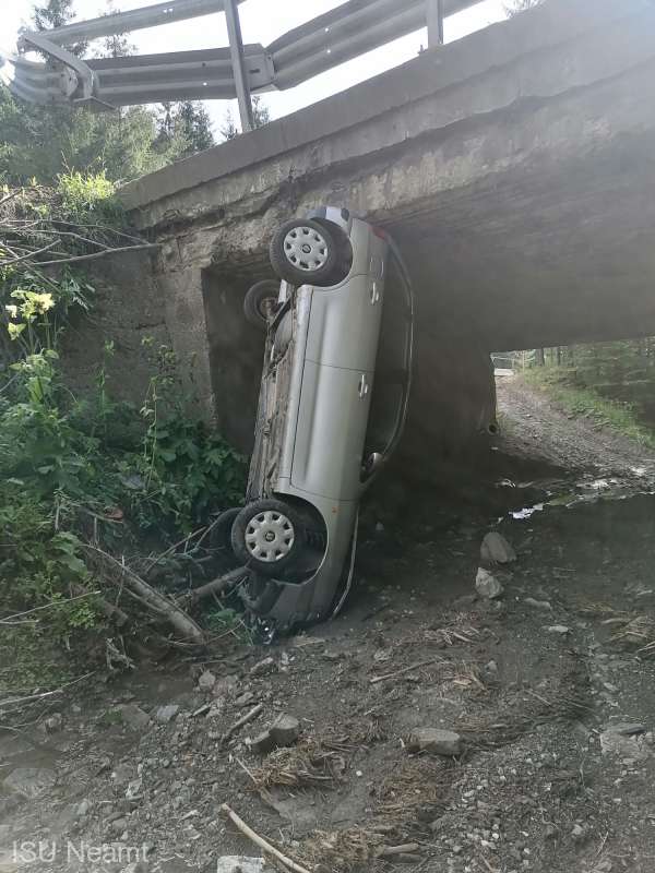 Autoturism căzut de pe un pod! Înăuntru se aflau două persoane, de peste 70 de ani - awwwerrttyggggg56677-1659091315.jpg