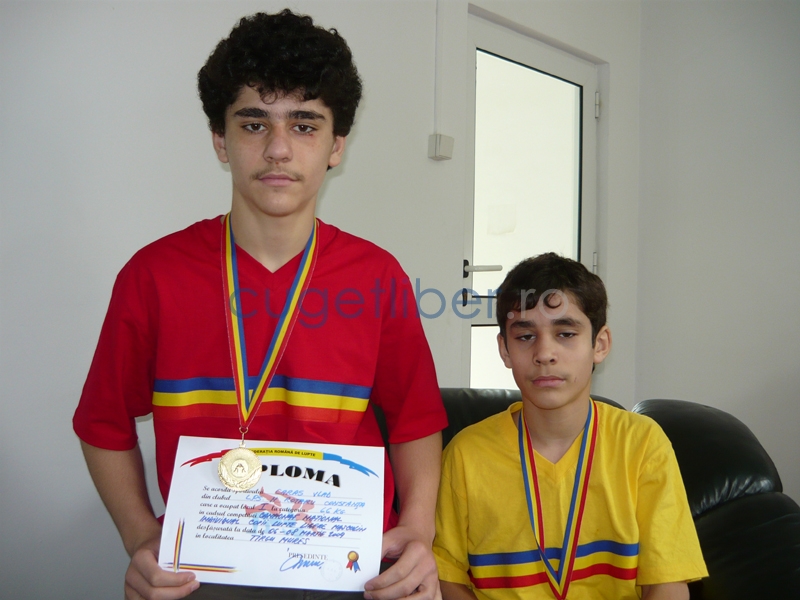 Cătălin Cășaru și Vlad Caraș, pe podium la Naționalele de lupte - b699556d36dd386da7c02d83f28686fb.jpg