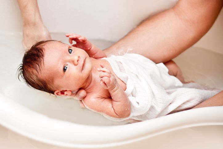 Momentul potrivit și produsele necesare pentru prima baie a bebelușului tău - baie-bebelus-1700398659.jpg