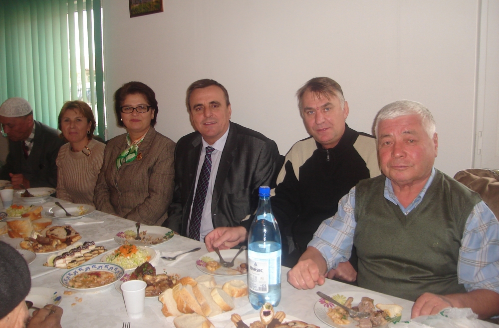 Deputatul Zanfir Iorguș a petrecut de Bayram alături de musulmani - bairam1iorgus-1320766478.jpg