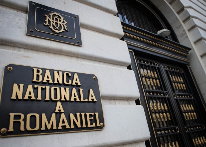 BNR: Datoria externă totală a crescut cu 6,43 miliarde euro în primele 11 luni din anul trecut - banca-1642073335.jpg