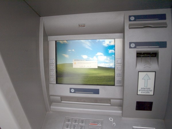 Țeapă la bancomat: Cum a rămas un bărbat fără bani și card - bancomat-1321016674.jpg