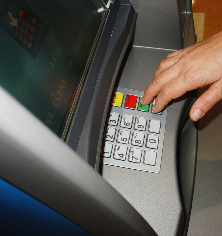 Zeci de clienți ai unei bănci, fără bani! Hoții au montat sisteme care au copiat toate datele de pe card - bancomat1347476197-1374214983.jpg