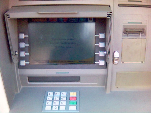 Prinși în flagrant în timp ce furau dintr-un bancomat de pe Bulevardul Mamaia - bancomat2b-1349945627.jpg