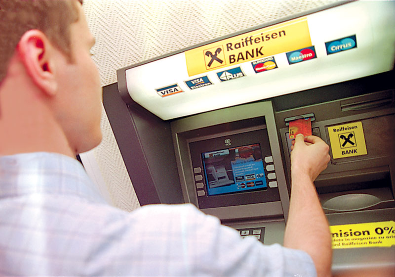 Raiffeisen Bank face în noaptea de sâmbătă spre duminică modificări la sistemul IT - bancomatraiffeisen-1319199375.jpg