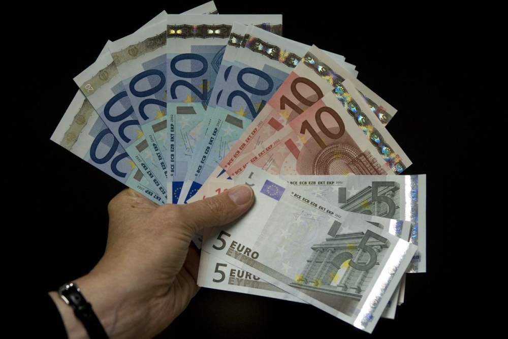 Un raport al unei bănci elvețiene arată că milionarii români au pierdut cei mai mulți bani în urma crizei - bani-1350721061.jpg