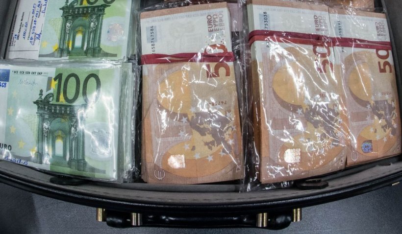 Opt milioane de euro, în bancnote de 50 şi 100, ascunse în saci, bidoane şi găleţi, au fost găsite îngropate în curtea unei case - bani-1663085169.webp