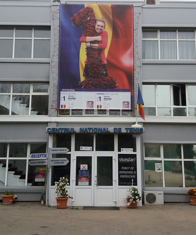 Banner uriaș  cu Simona Halep, afișat pe clădirea Centrului  Național de Tenis - banner-1510246955.jpg